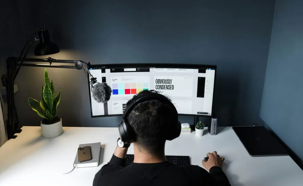 Un jeune homme travaille sur son ordinateur de bureau.